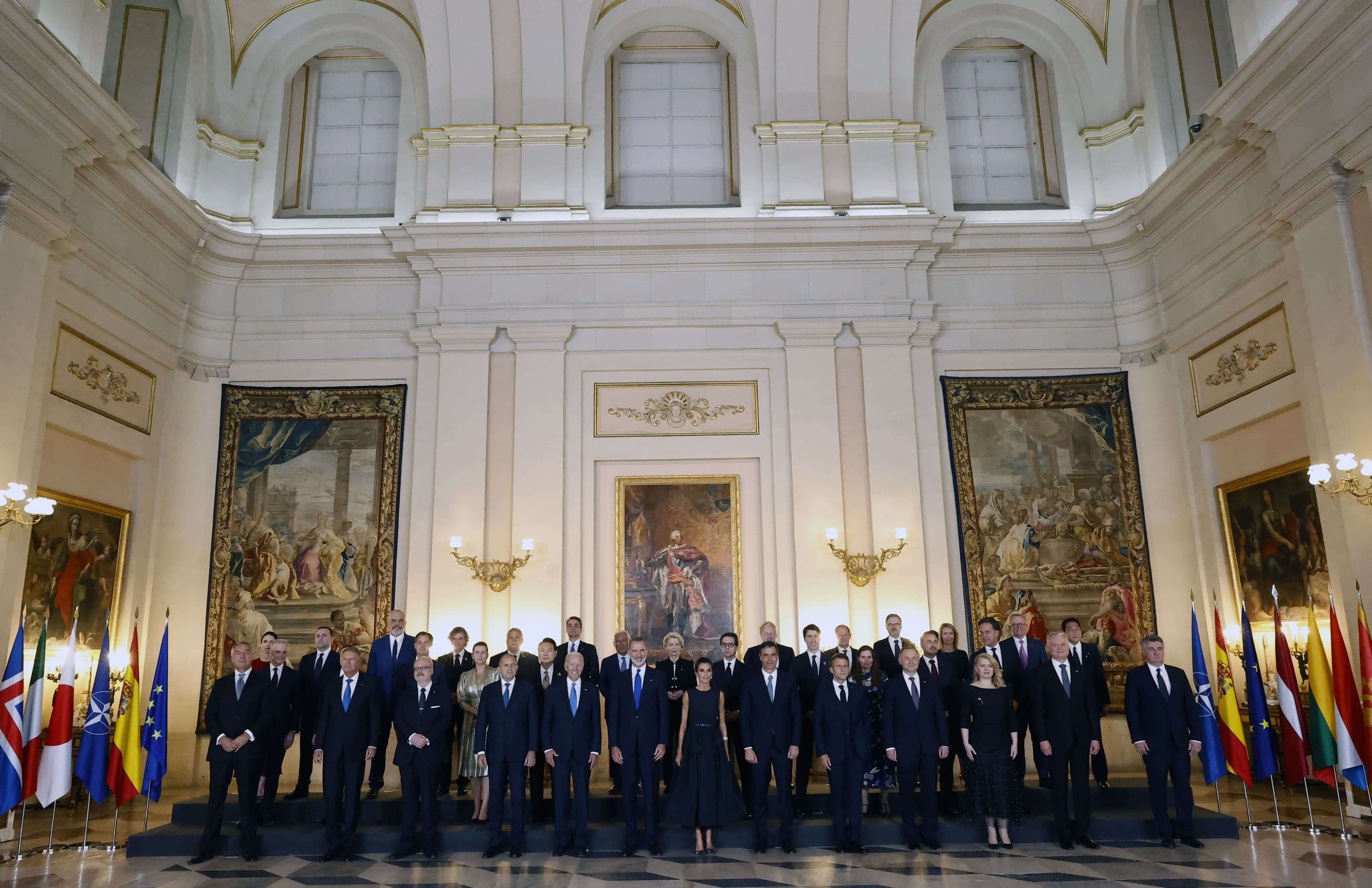 Foto de grupo de los asistentes a la cena ofrecida por SS. MM. los reyes a los jefes de Estado y de Gobierno asistentes a la Cumbre de la OTAN