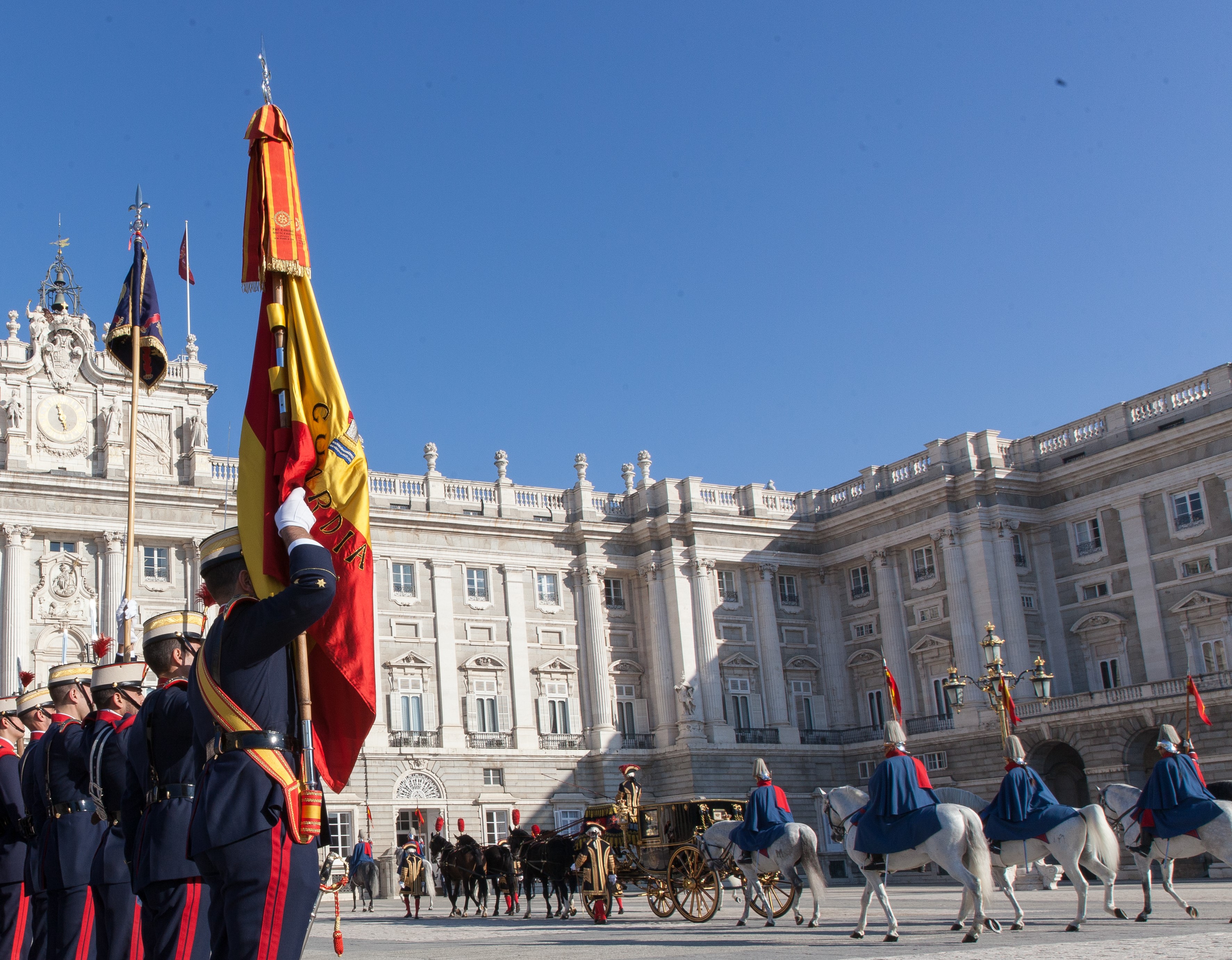 Carroza de un embajador a su paso por la Bandera de España