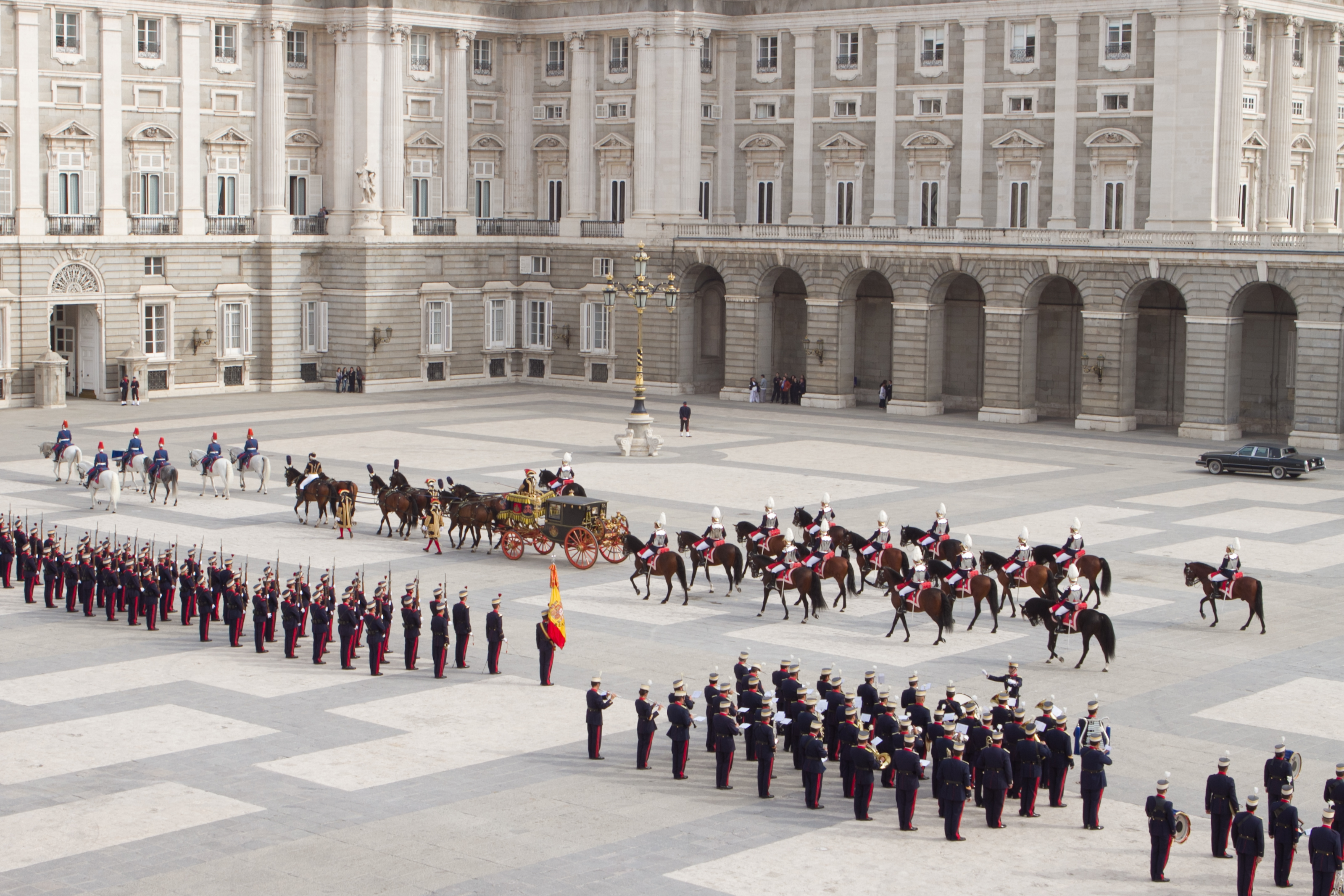 La Guardia Real formada en el patio de la Armería durante la entrada de un embajador en Palacio Real de Madrid