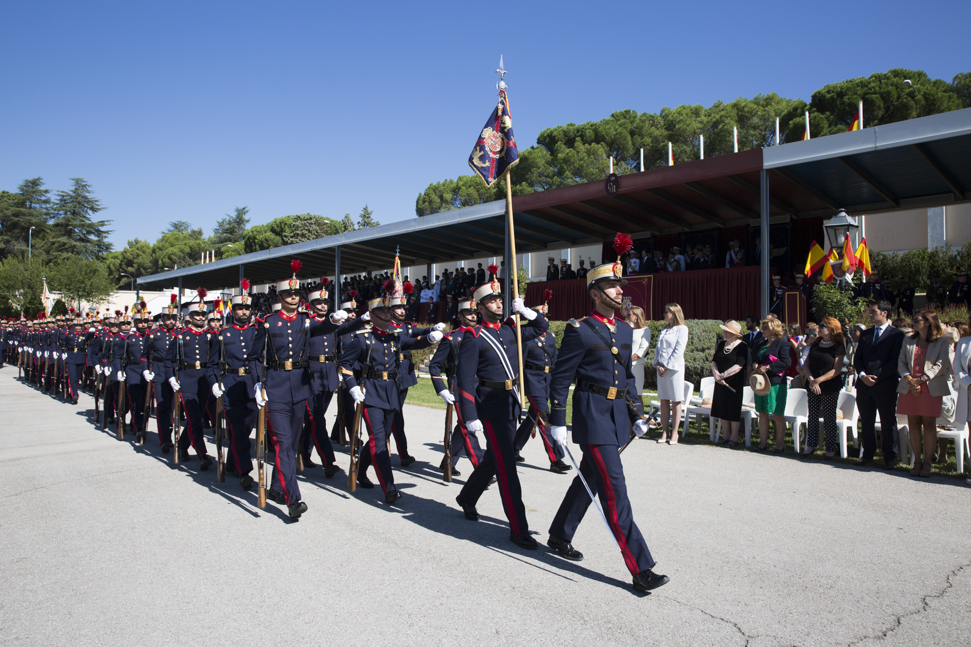El Grupo de Honores desfilando en la explanada Reina Sofía del cuartel El Rey