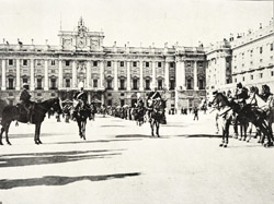 Salida del Palacio Real de Madrid de S. M. Alfonso XIII