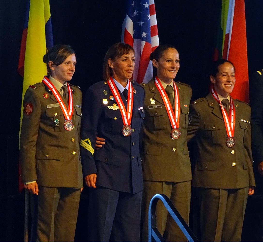 La guardia real Patricia Cabedo, primera por la izquierda, junto al equipo nacional militar femenino