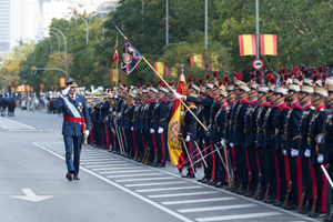S.M. el Rey pasando revista al Batallón de Honores