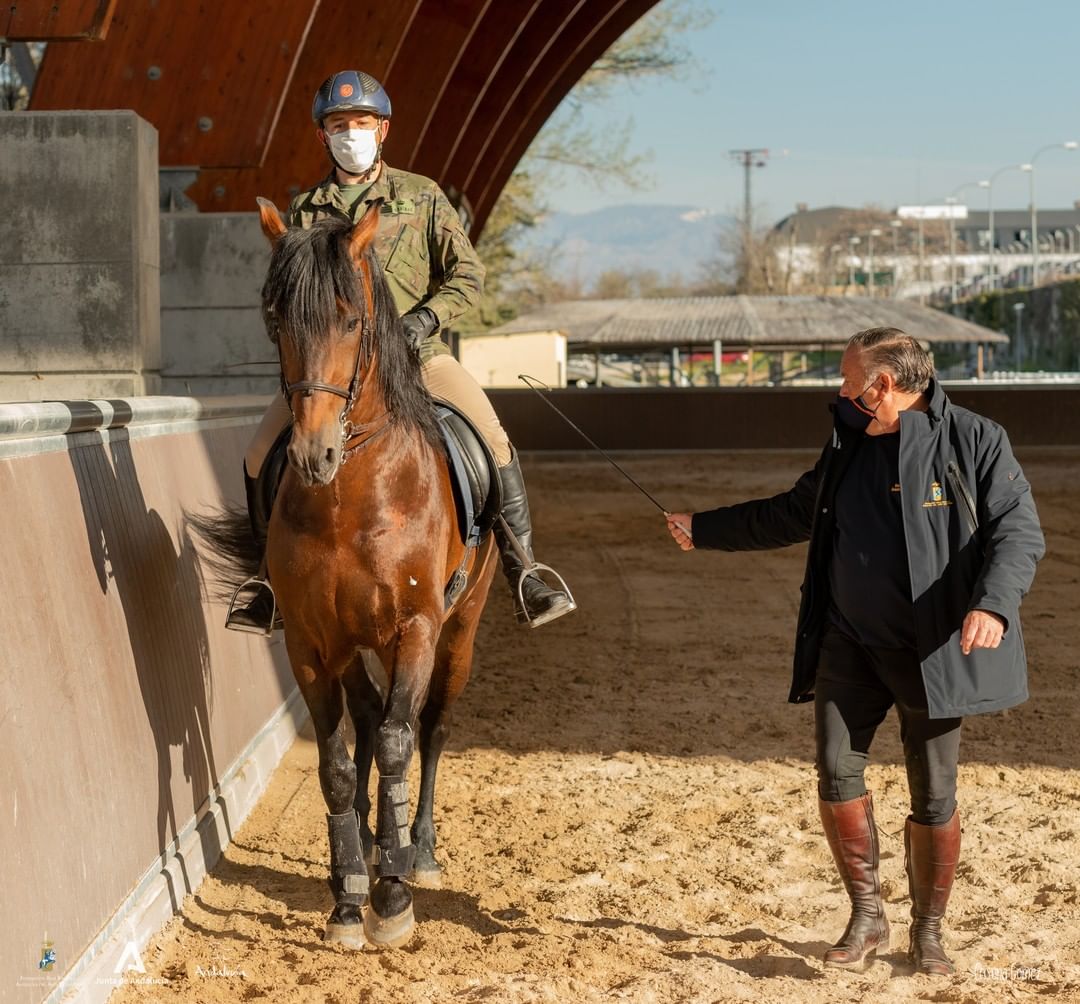 Un profesor de la Real Escuela imparte una clase en la pista de equitación
