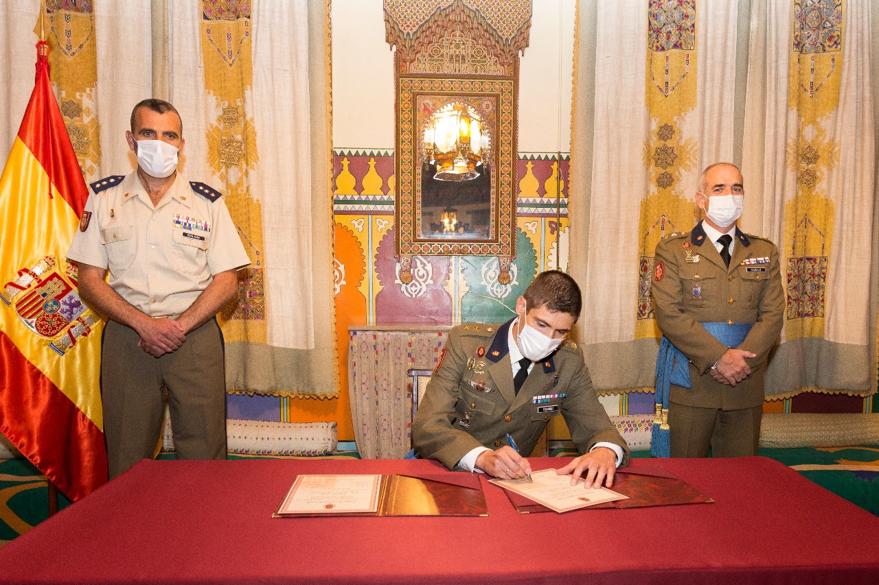 El teniente coronel Ferrández firma el acta de relevo en presencia del coronel jefe y del jefe de Estado Mayor saliente