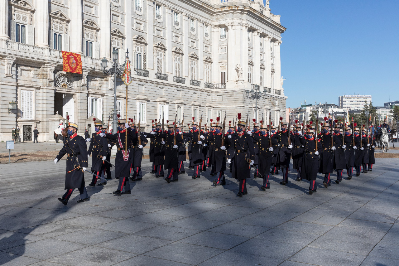 La Compañía Plus Ultra de la Guardia Real desfila por la calle de Bailén camino de la plaza de la Armería