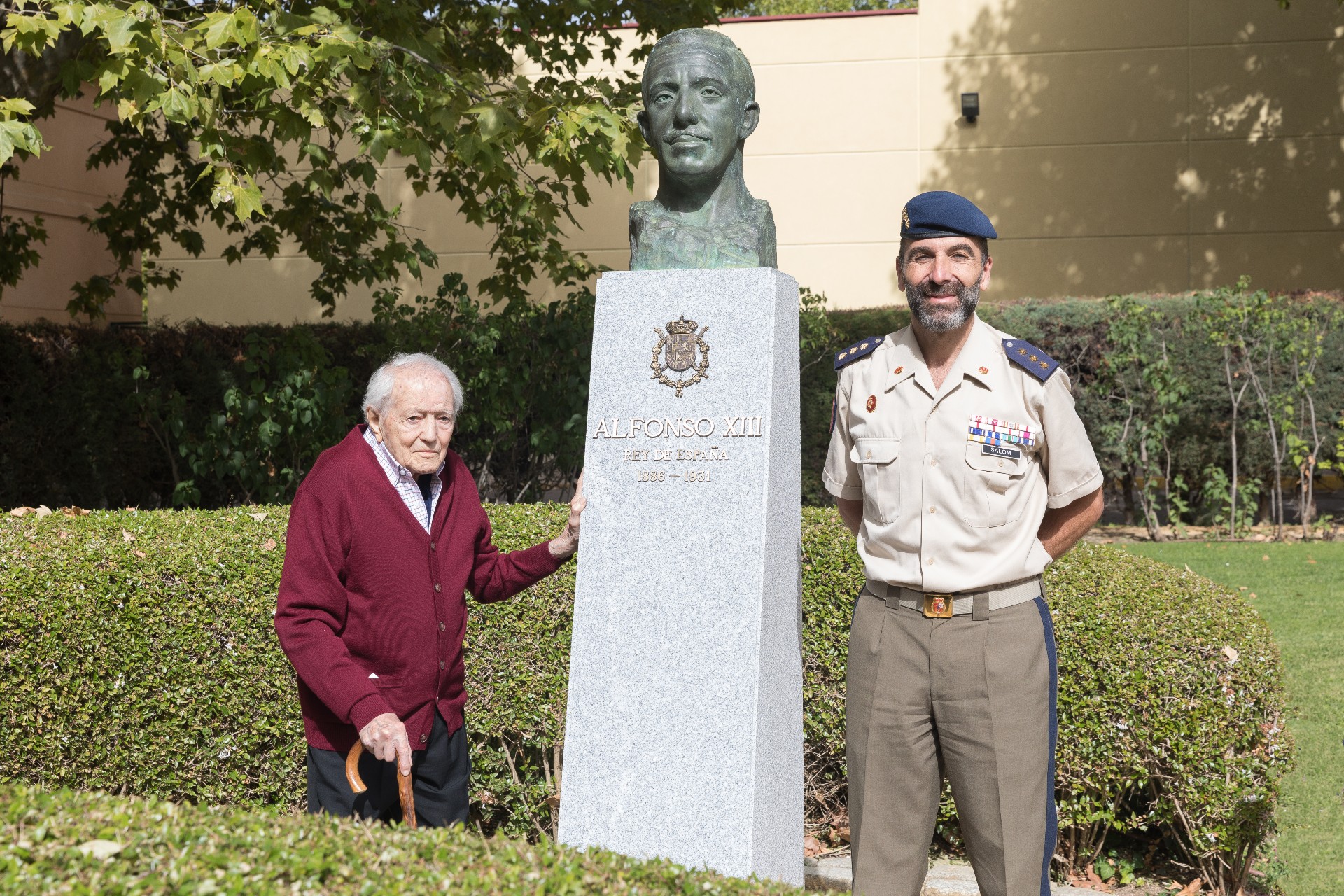 El escultor y el coronel jefe de la Guardia Real posan con el busto
