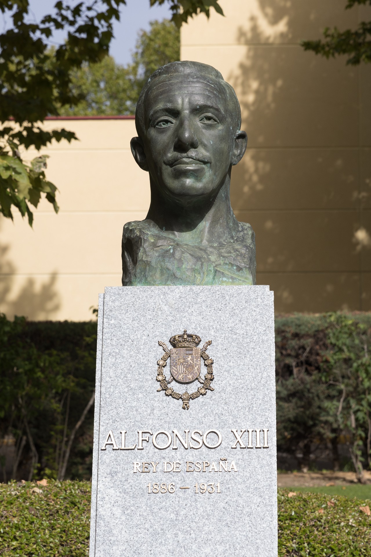 El busto de Alfonso XIII en su ubicación en los jardines del acuartelamiento El Rey