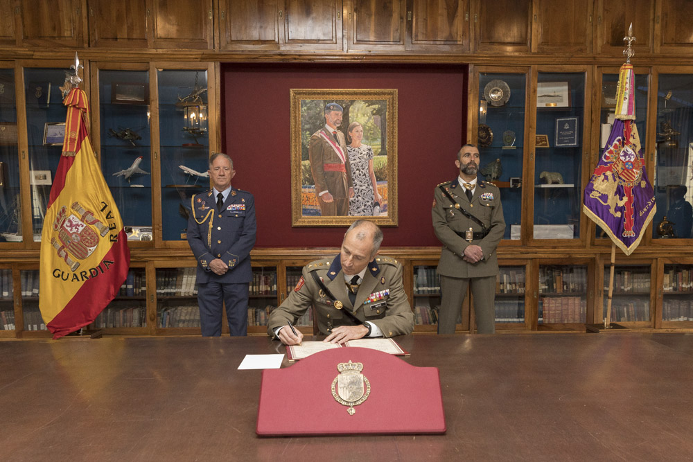 El coronel Mateo firma en el Libro de honor de la unidad