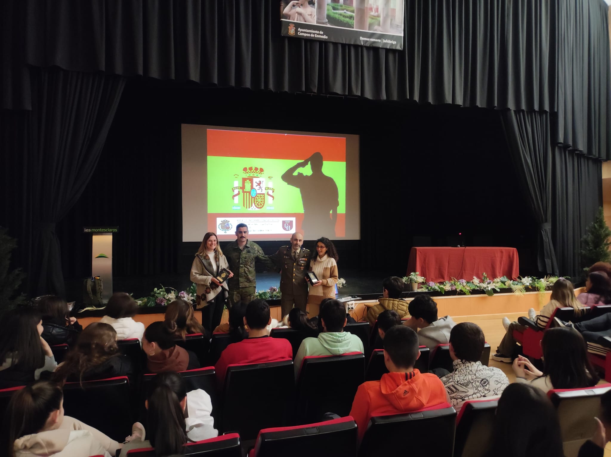 Los componentes del equipo de información imparten una charla divulgativa a los alumnos de un centro escolar en Reinosa
