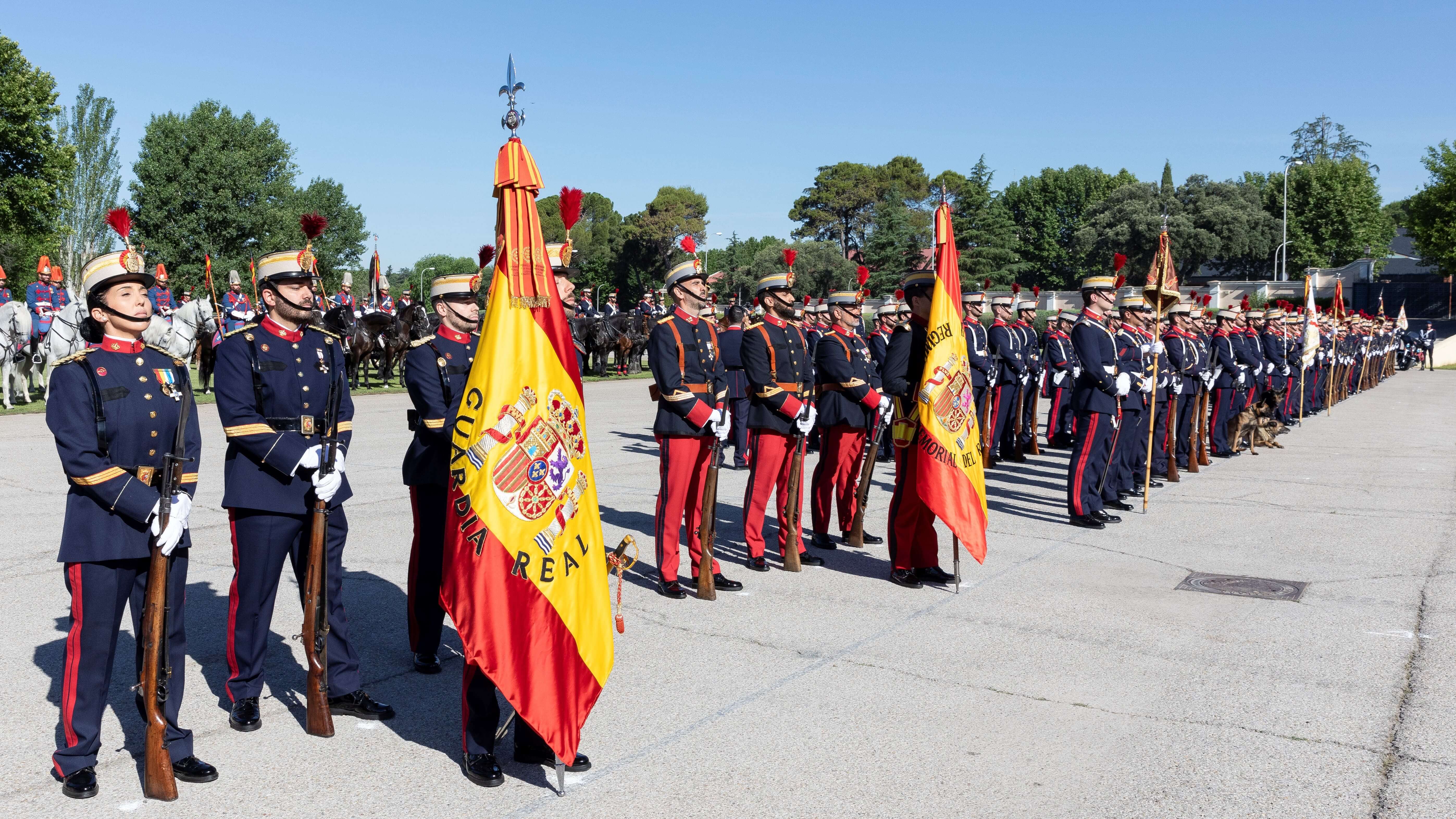 Las dos banderas de España que participaron en la jura de Bandera 