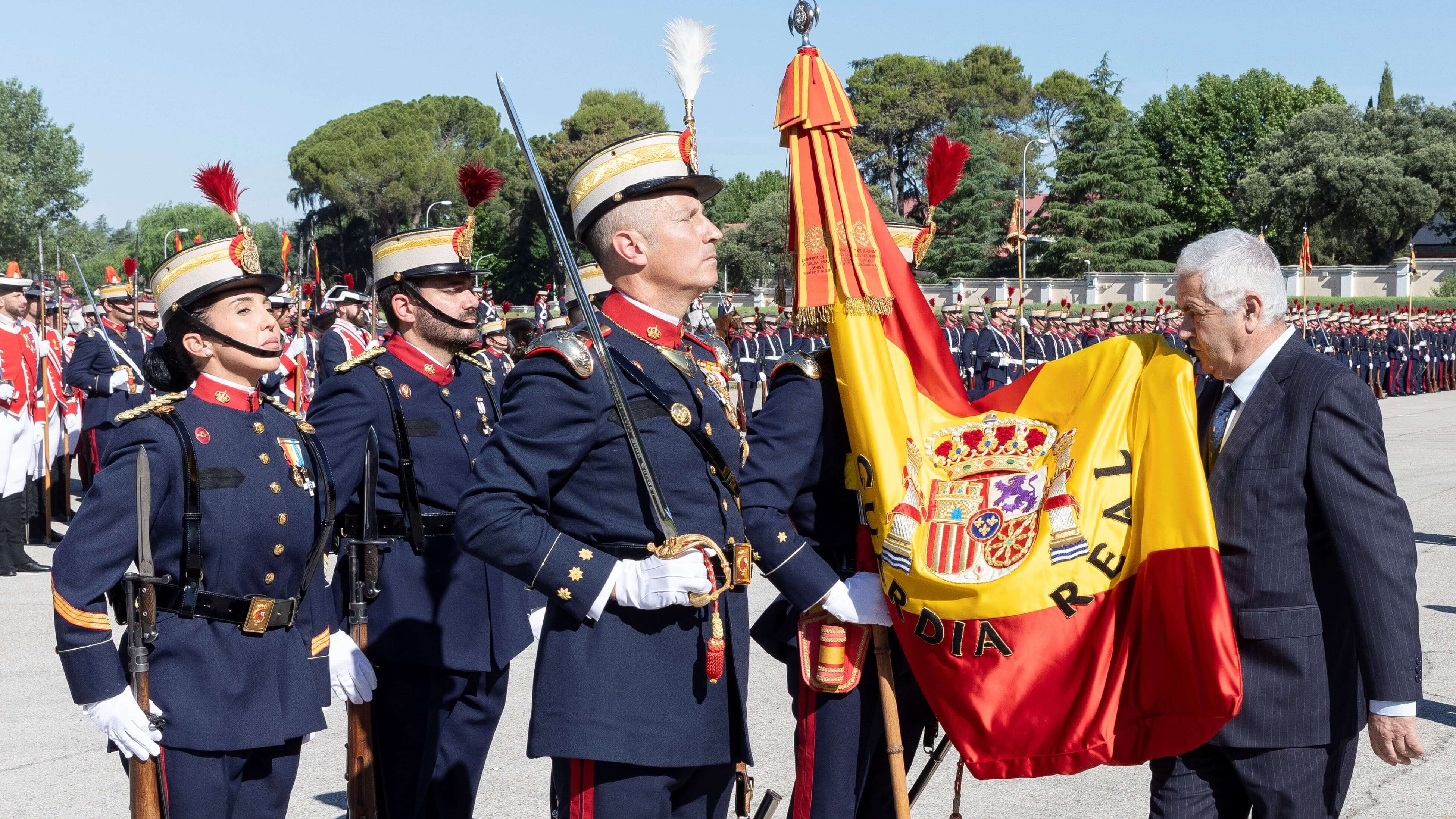 Instantánea de un jurando besando la bandera de España