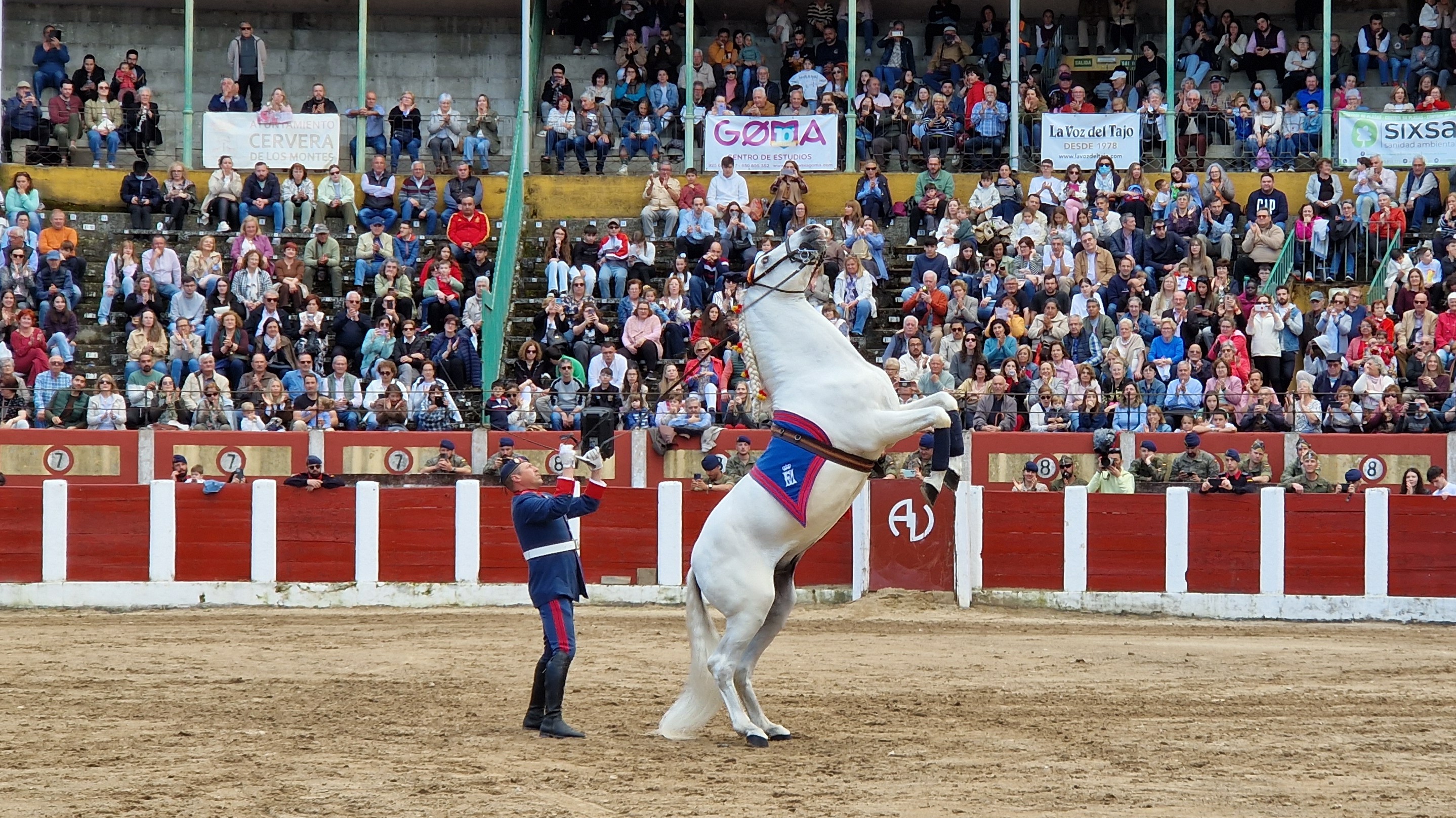 Personal del Escuadrón de Escolta Real durante su ejercicio de riendas largas