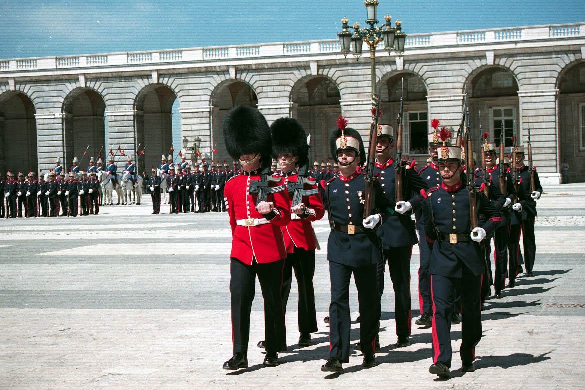 Relevo solemne combinado de la Guardia Real con una Sección de la Household Division del Reino Unido