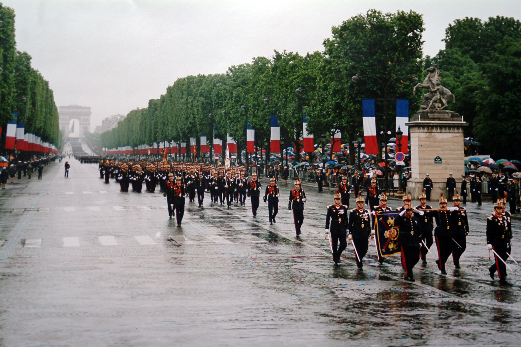 Participación en el desfile del Día de la Fiesta Nacional de Francia