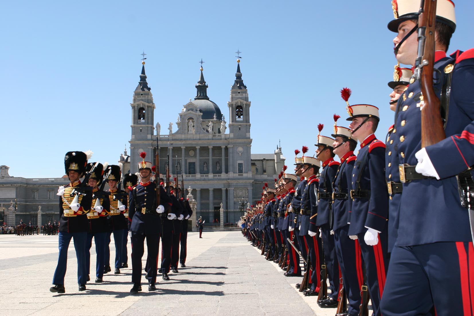 Relevo solemne combinado de la Guardia Real con una Sección de la Guardia de S. M. la reina de Holanda
