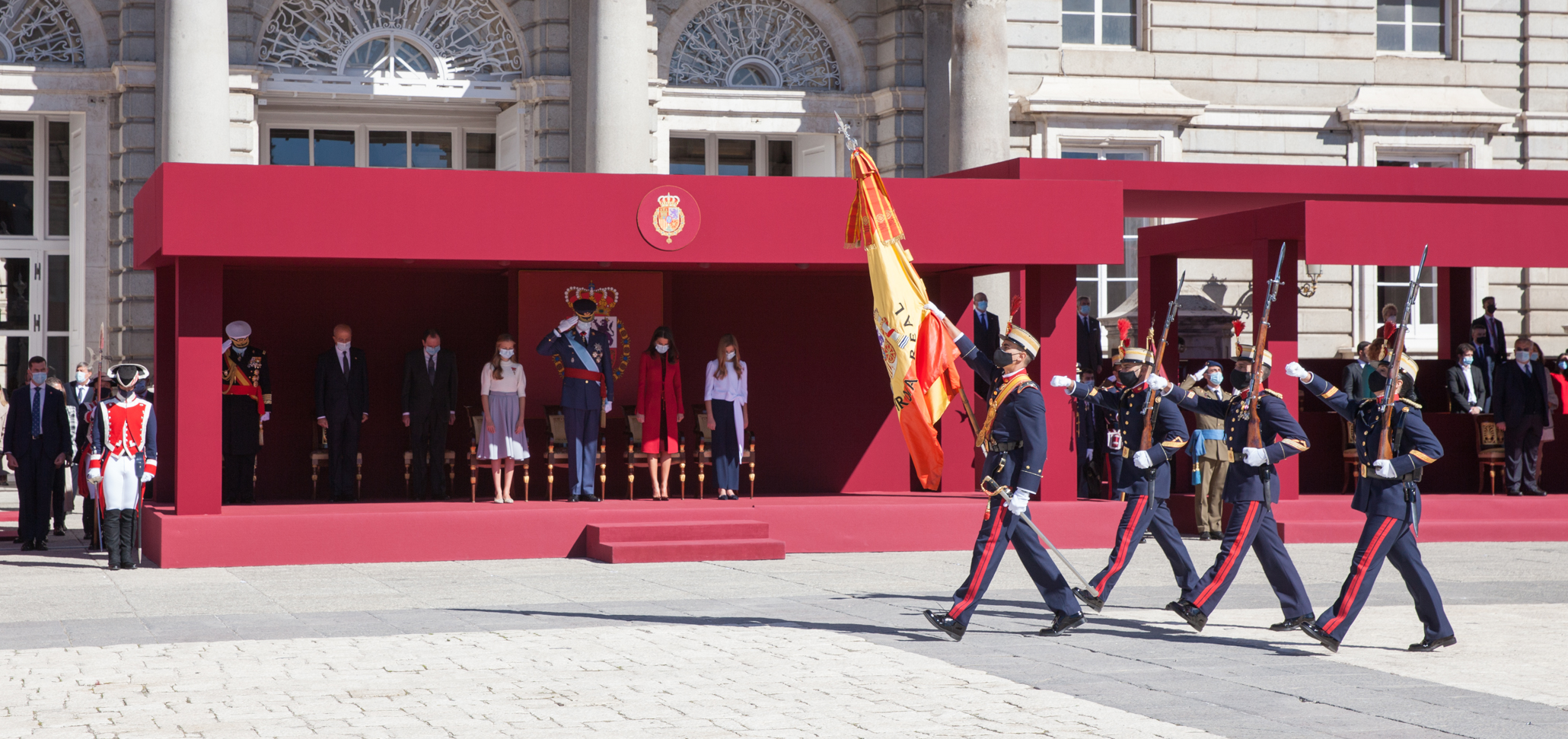 La Bandera de España a su paso por la tribuna real