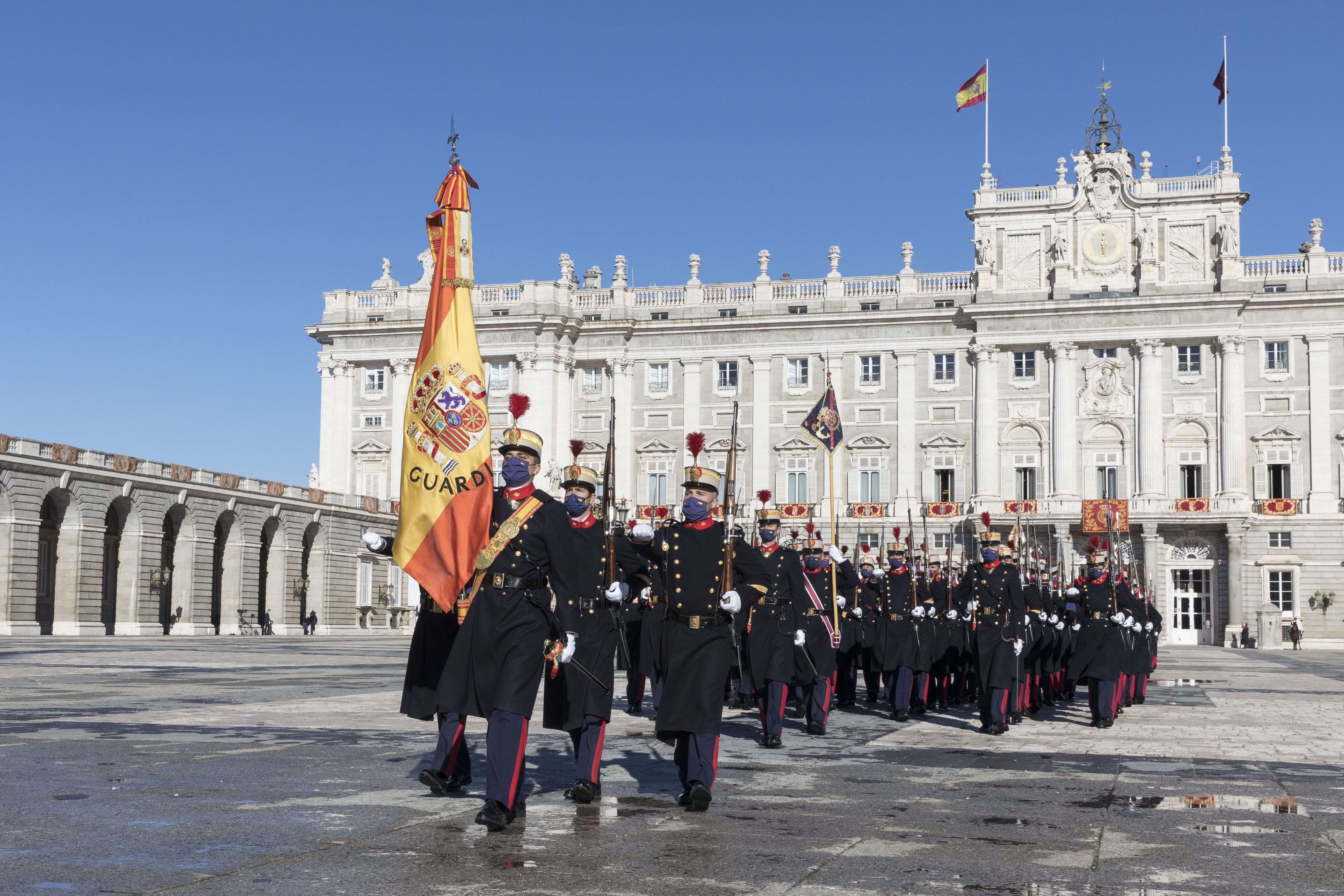 Las unidades de la Guardia Real saliendo de la plaza de la Armería