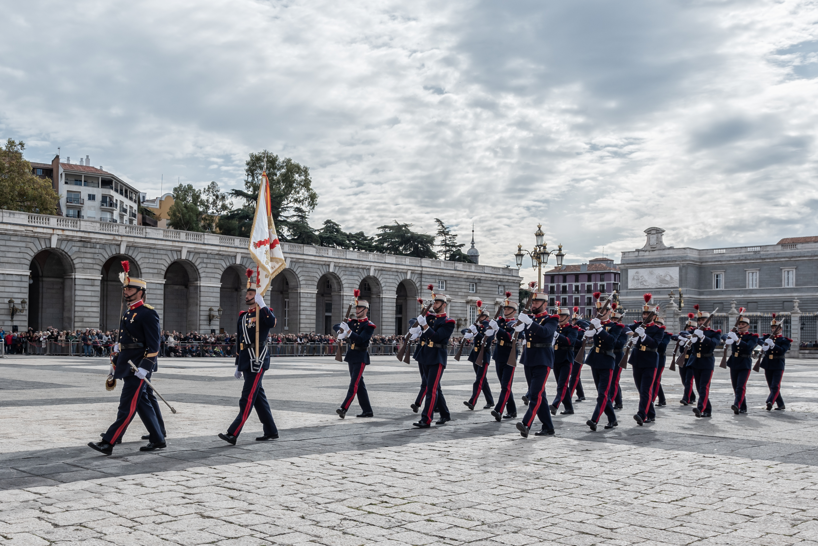 La Sección de Movimientos Floreados entrando en la plaza de la Armería