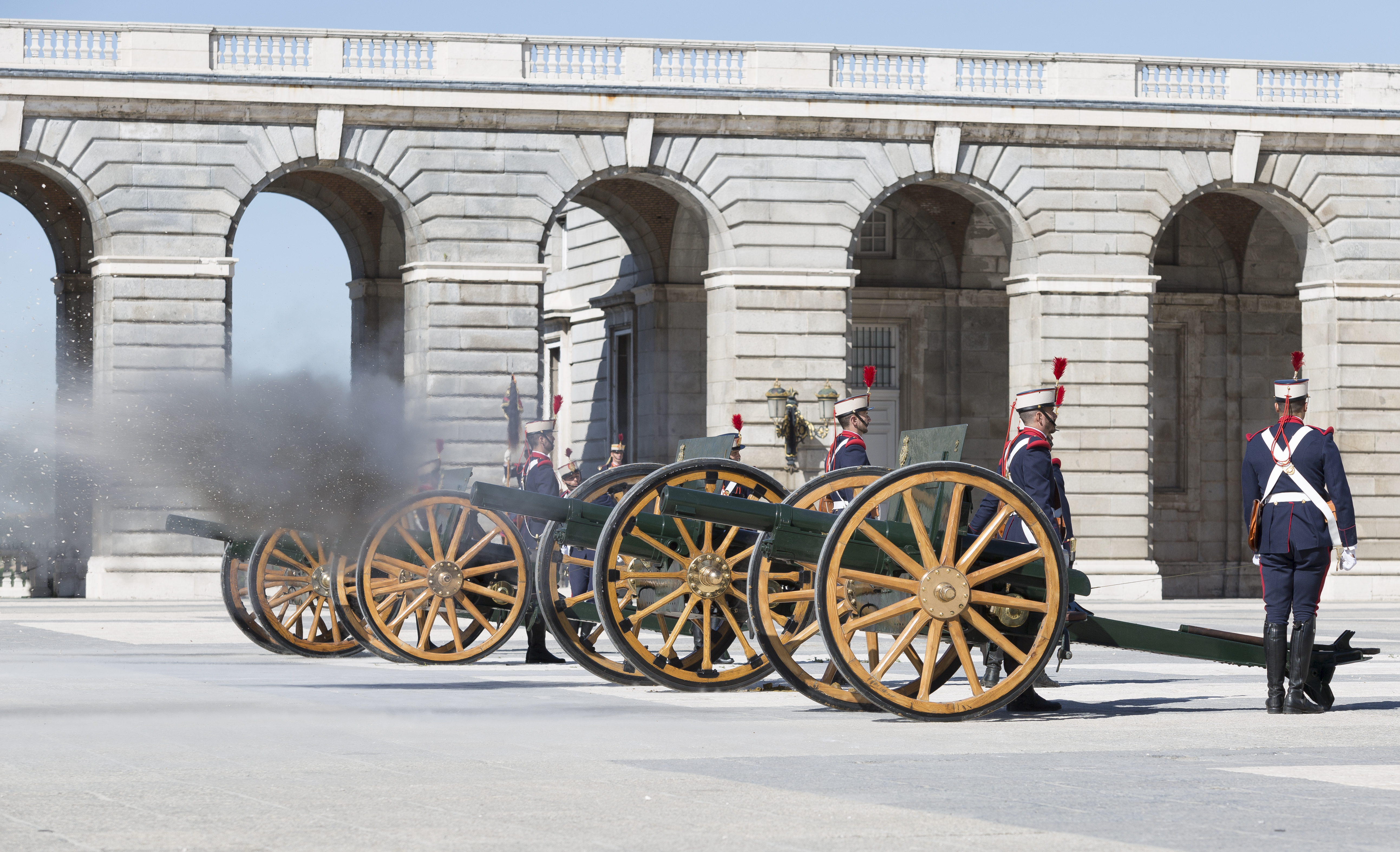 Salvas de la Batería Real en la plaza de la Armería