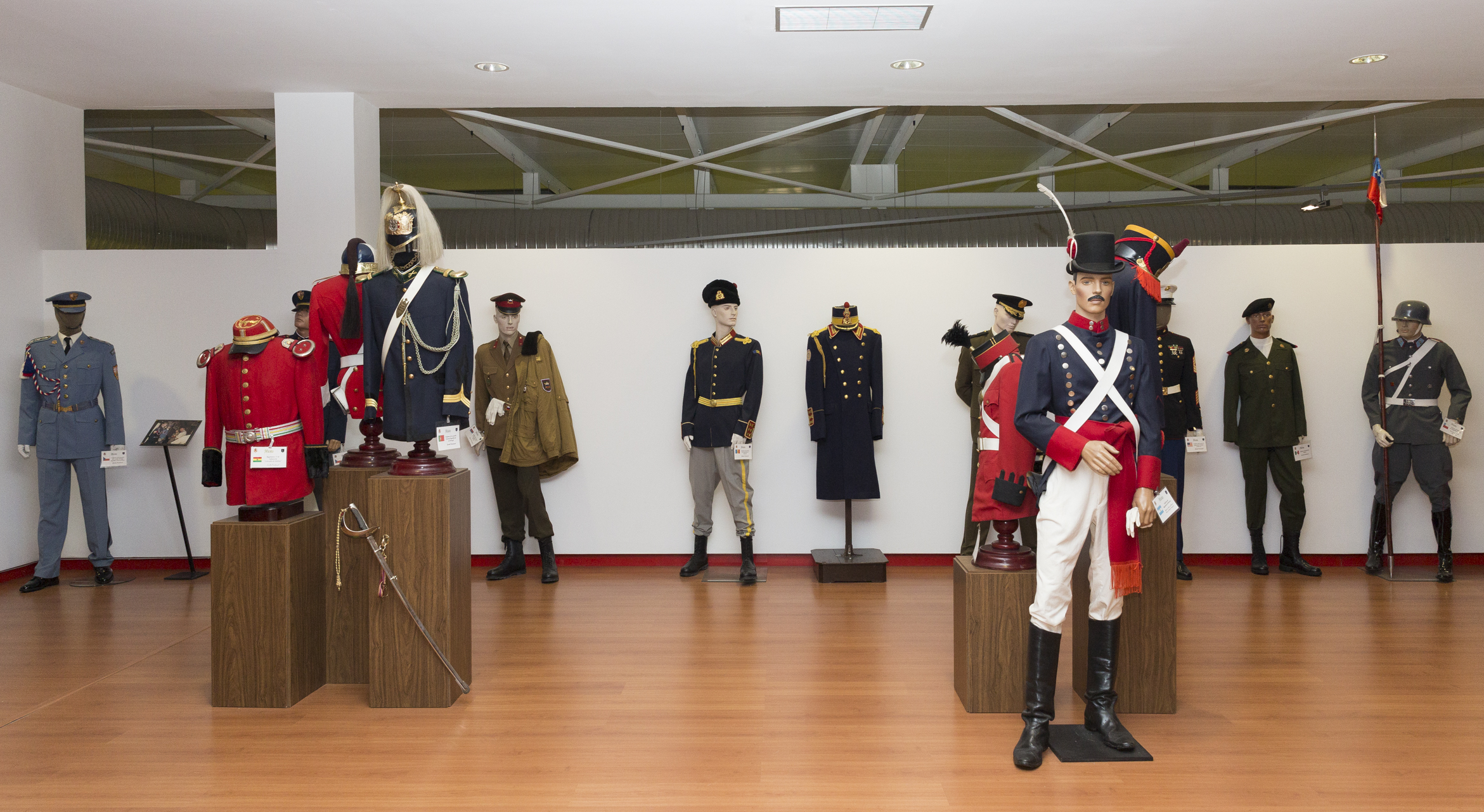 Uniformes extranjeros de la primera planta de la Sala histórica