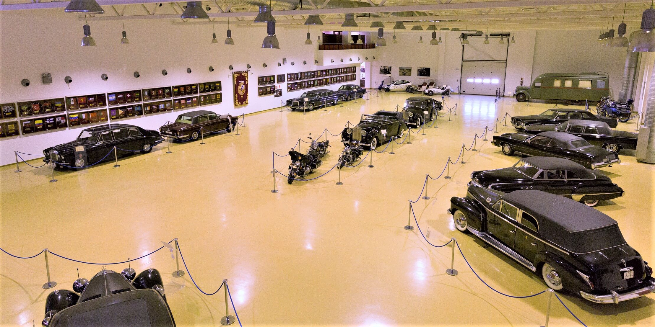 Colección de vehículos históricos en la planta baja de la Sala histórica