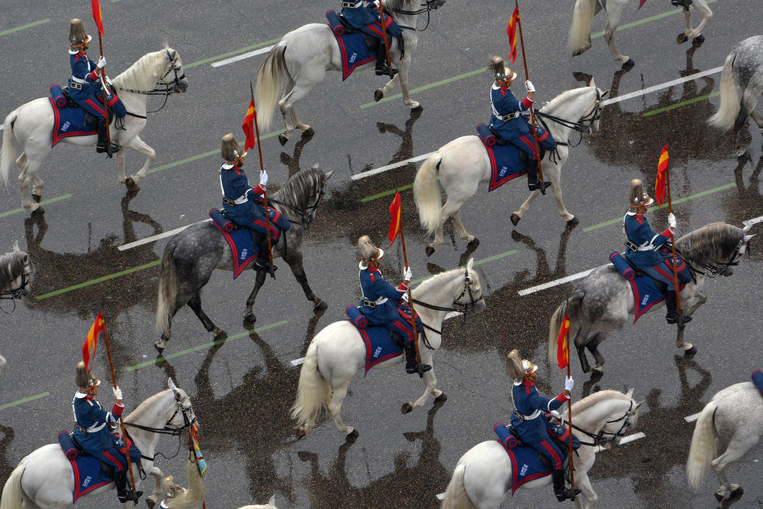 El Escuadrón de Escolta Solemne desfilando por las calles de Madrid