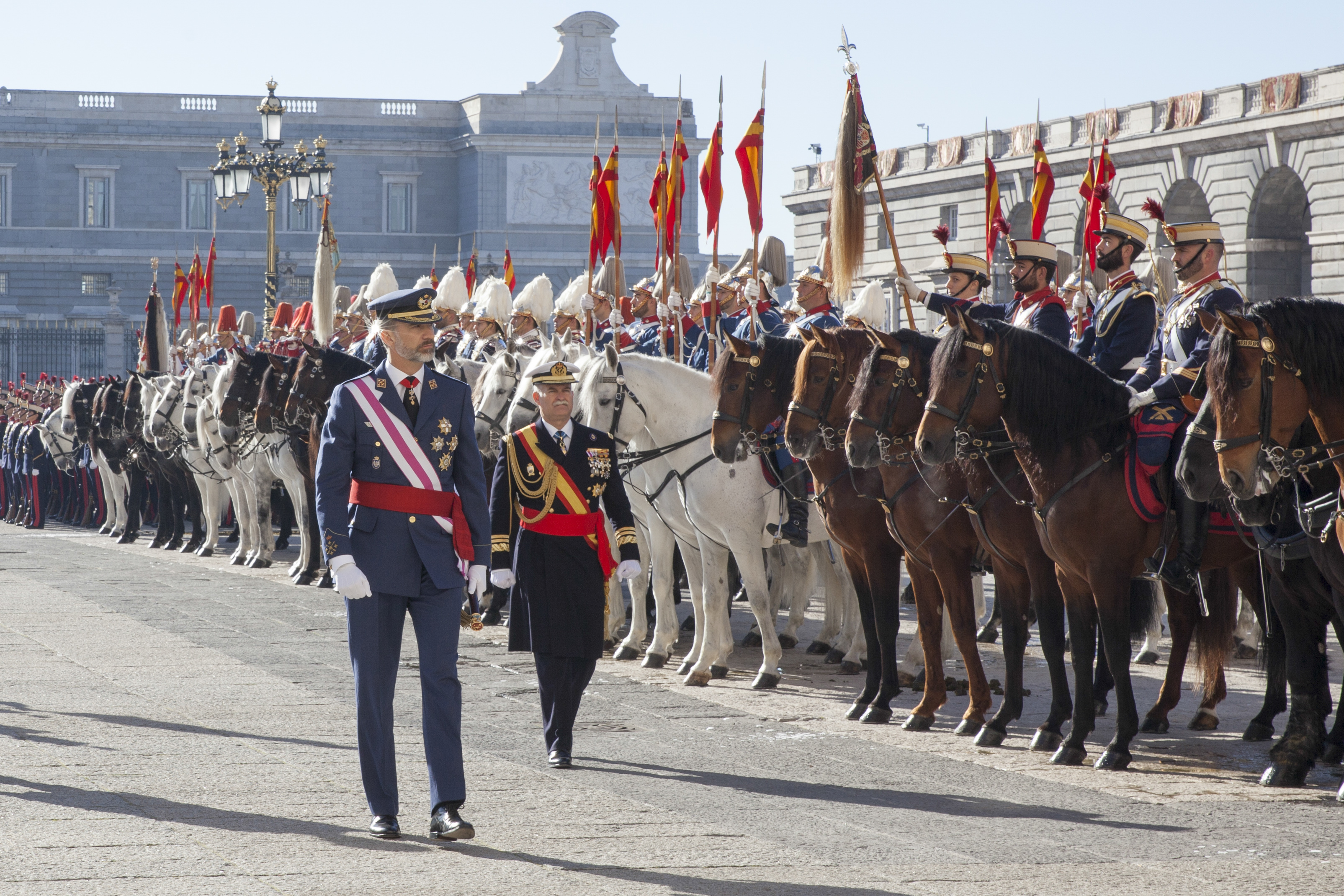 S. M. el Rey pasando revista a las unidades montadas durante la celebración de la Pascua Militar del año 2017