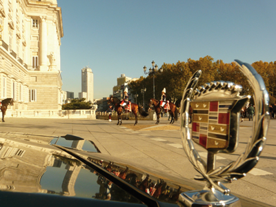 Coraceros y Cadillac 'Brougham' en la Puerta del Príncipe del Palacio Real de Madrid