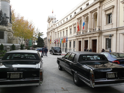 Caravana vehicular que proporciona la Guardia Real a un Jefe de Estado extranjero con motivo de su visita de estado a España (Plaza de la Marina, Senado)
