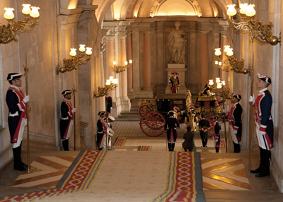 Sección de Alabarderos formada en la Escalera de Embajadores del Palacio Real de Madrid