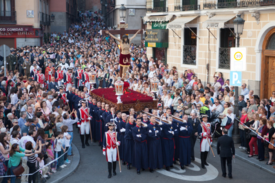 El Santísimo Cristo de la Fe, escoltado por la Sección de Alabarderos, procesionando en las inmediaciones de la Catedral Castrense