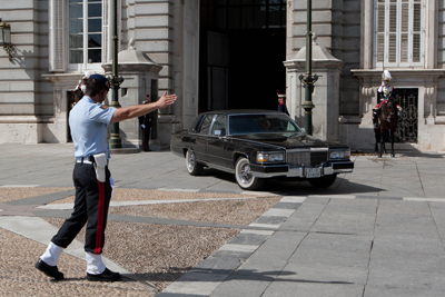 Personal de servicio de guardia en la Puerta del Príncipe del Palacio Real de Madrid