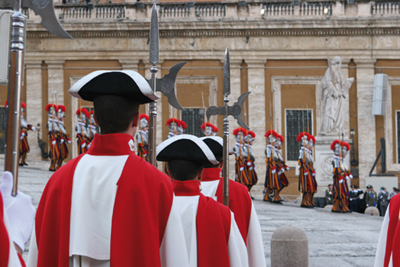 La Sección de Alabarderos en la Ciudad del Vaticano durante la celebración del 500º aniversario de la creación de la Guardia Suiza Pontificia en el año 2006