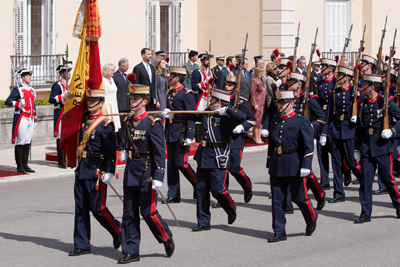 Desfile en el Palacio del Pardo con motivo de la visita a España de los Príncipes de Gales