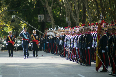 S. M. el Rey pasando revista el día de la Fiesta Nacional