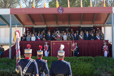 Acto de jura de Bandera presidido por SS. MM. los Reyes