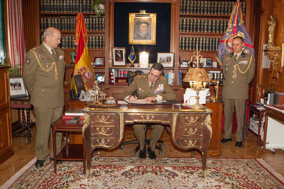 Firma en el libro de honor.