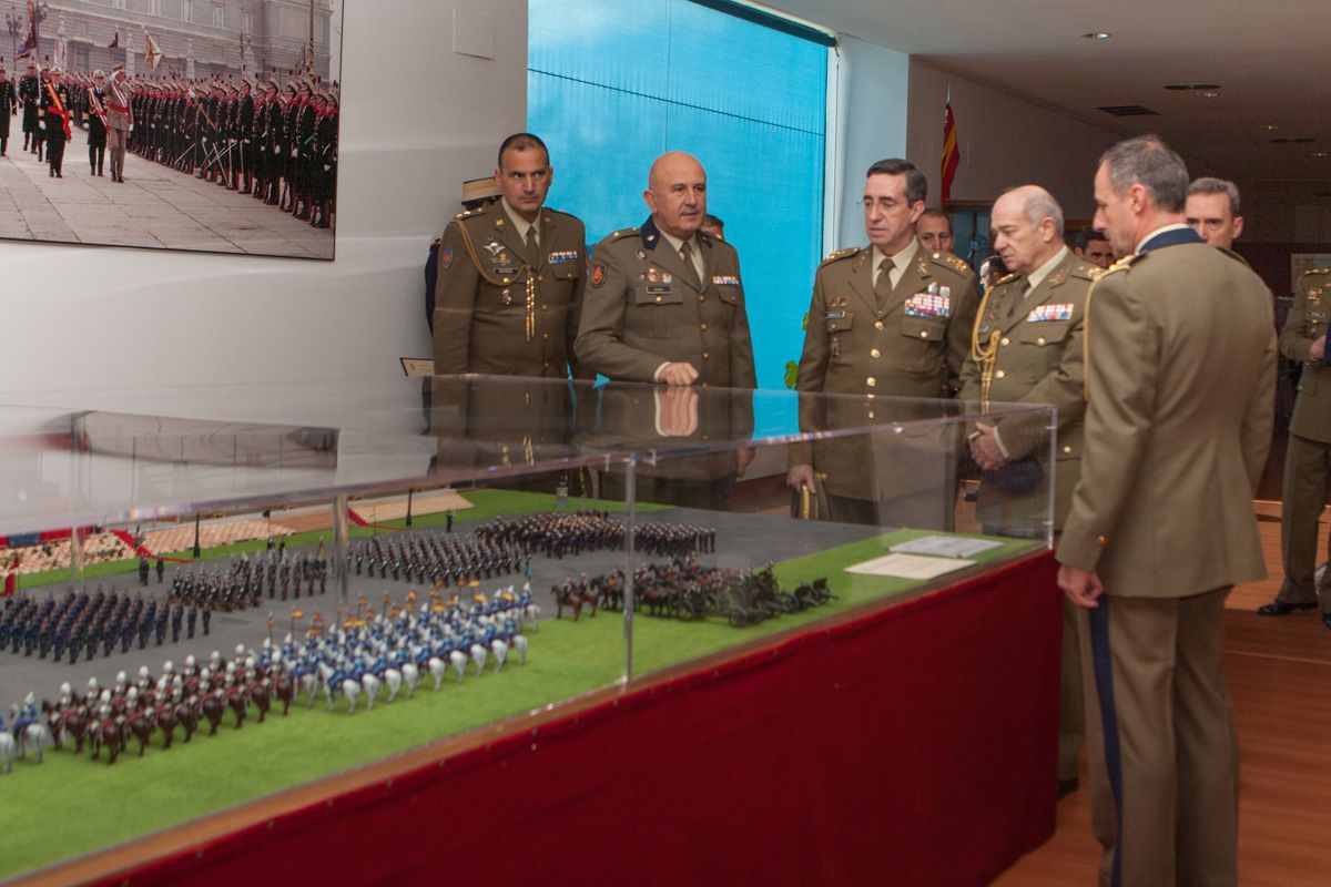 El General de Ejército durante su visita a la Sala Histórica.