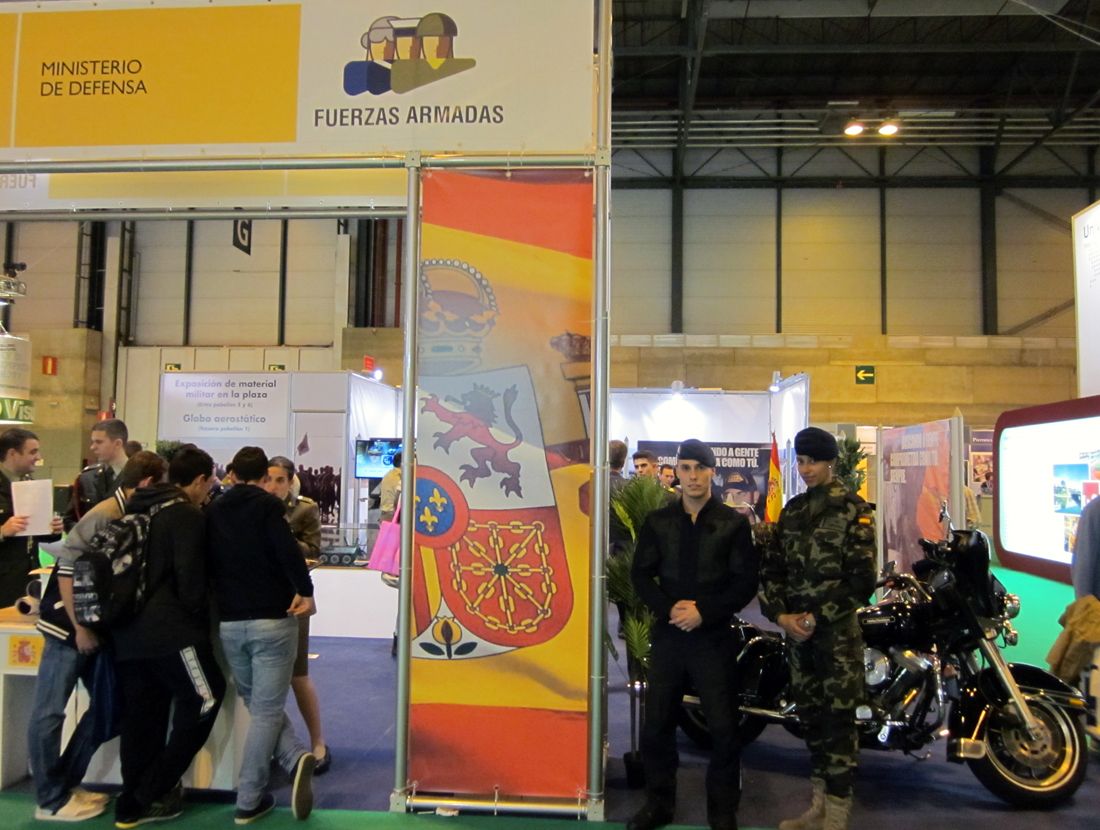 Stand del Ministerio de Defensa con el personal de la Guardia Real