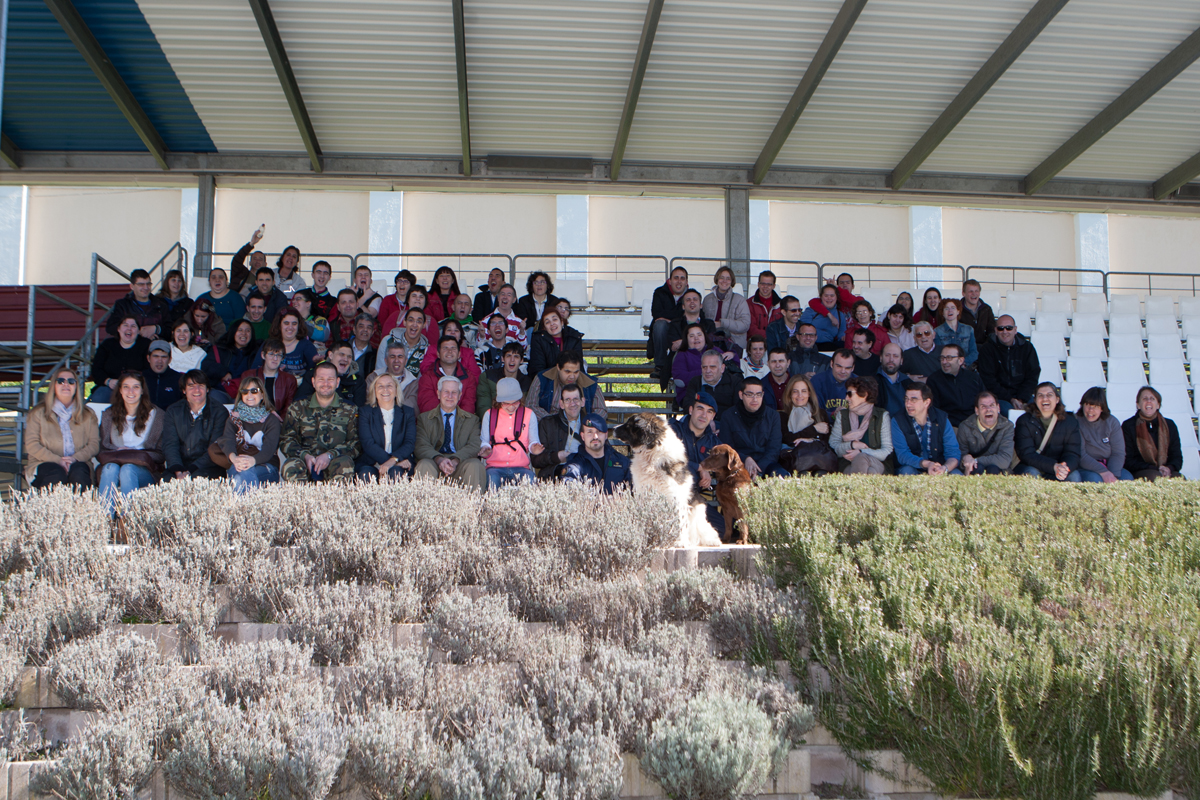 Miembros y alumnos de la Fundación en la explanada 'Reina Sofía'.
