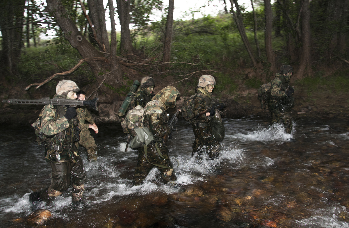 Realizando un ejercicio de adiestramiento básico de combate.