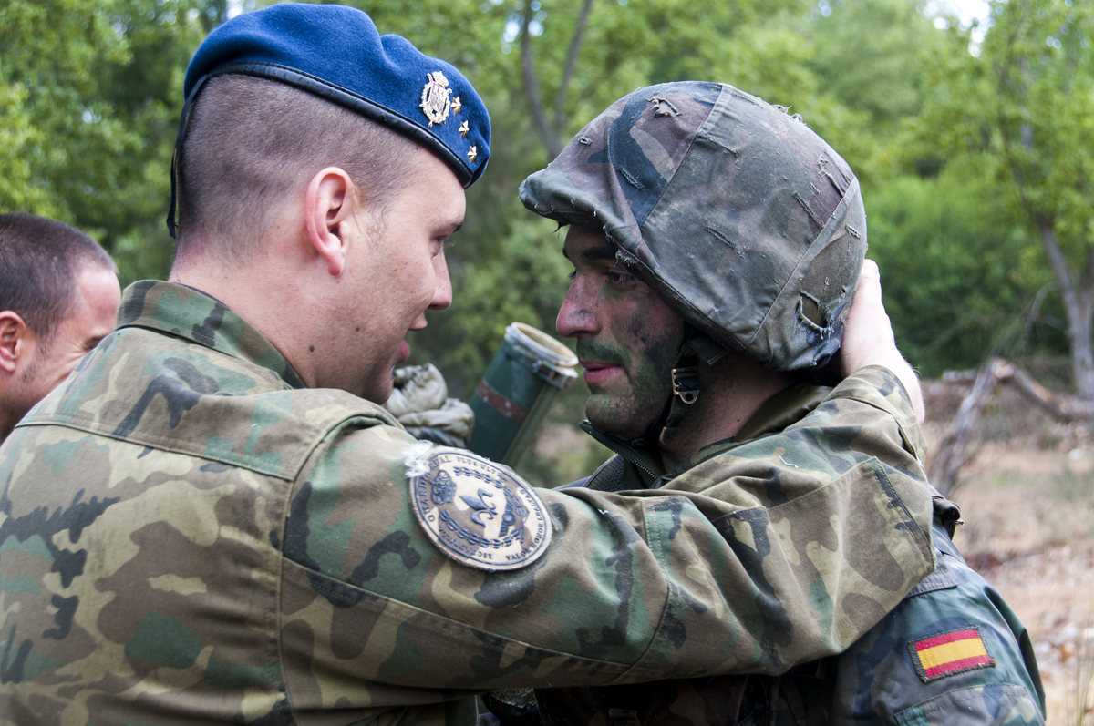 Entrega de la “metopa” a los Guardias Reales que han superado el plan.