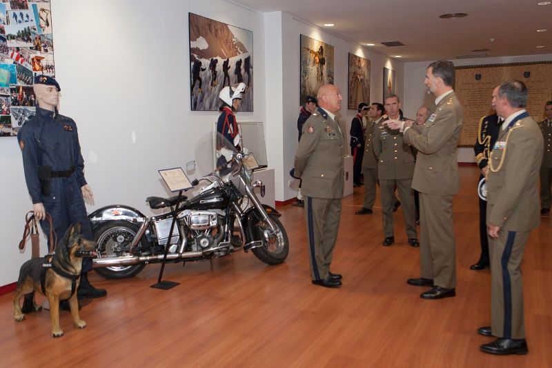 S.M. el Rey visitando la Sala Histórica