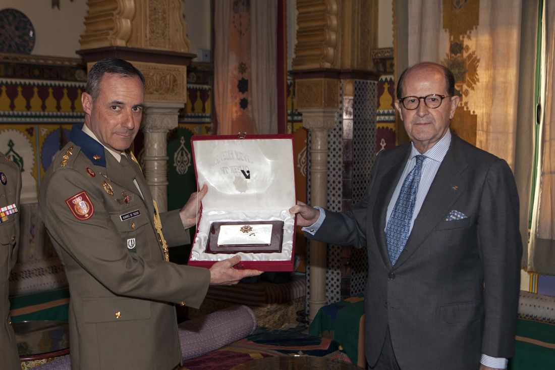 Sr. Gullón y de Oñate, presidente de la Asociación junto al Coronel Álvarez de Toledo