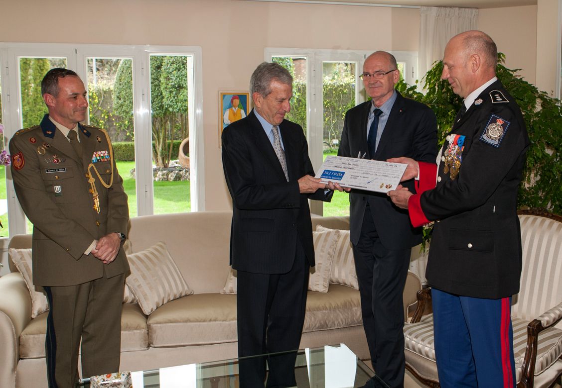 Momento de entrega del cheque