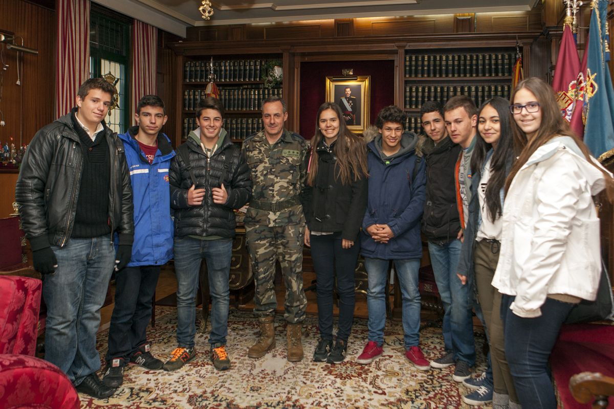 Alumnos de varios centros madrileños se integran por unos días en la Guardia Real