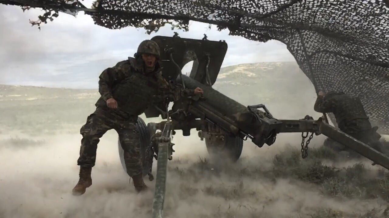 Pieza de artillería efectuando el tiro