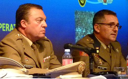 Comandante De Pedro impartiendo la conferencia