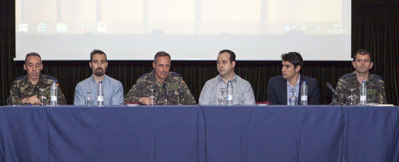 Mesa de invitados a la conferencia